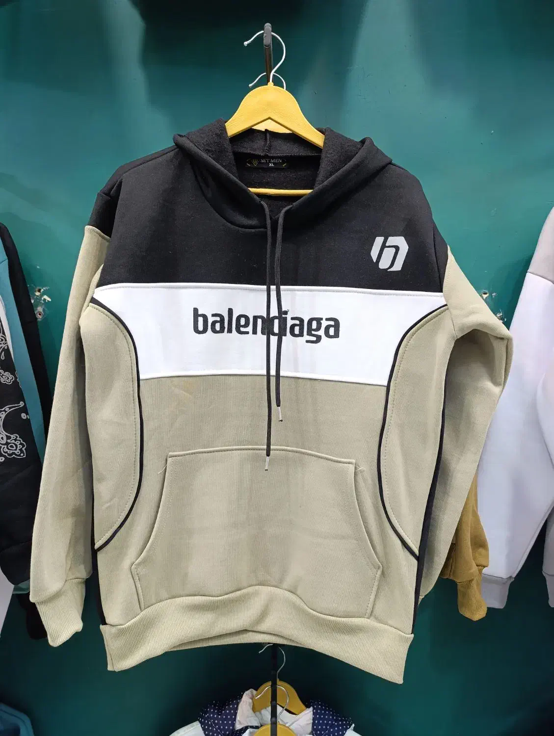 هودی|لباس|مشهد, شهید آوینی|دیوار