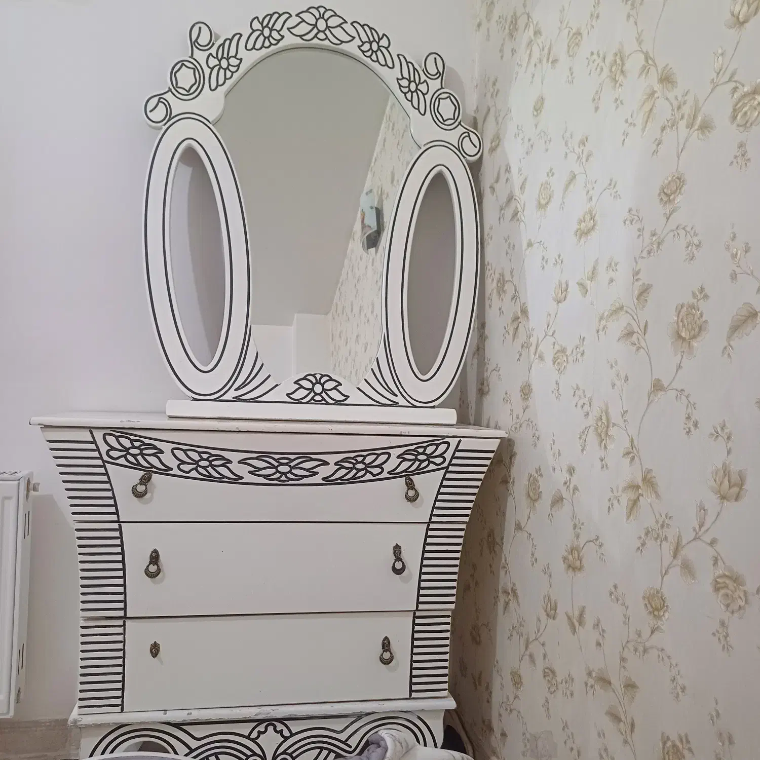 اینه|آینه|اصفهان, شاهزاده ابراهیم|دیوار