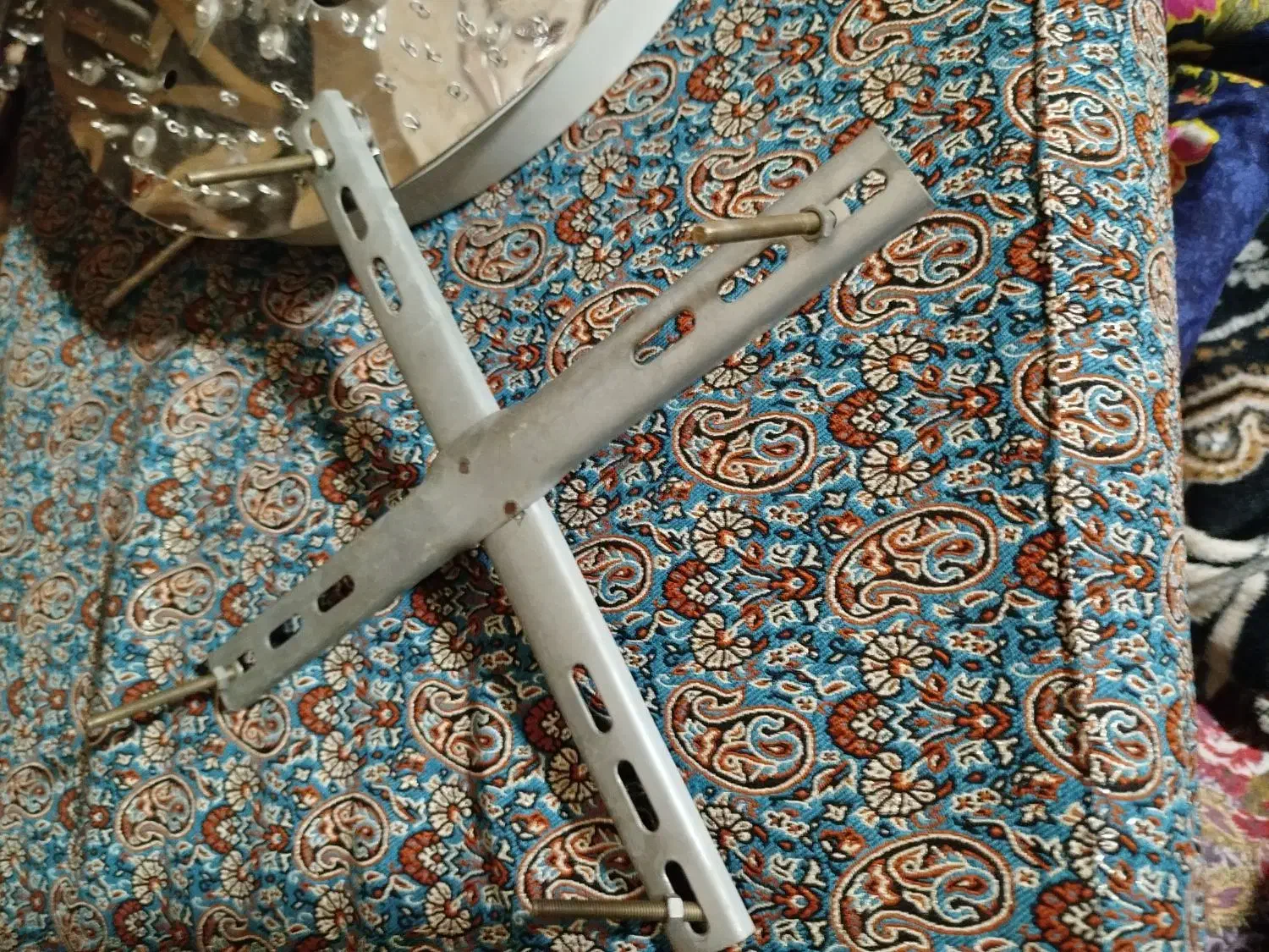 یک لوسترسقفی باز شده|لوستر و چراغ آویز|قم, سراجه|دیوار