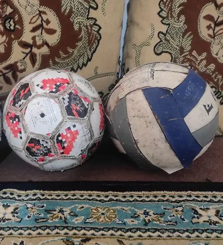 یک عدد توپ فوتبال چهل تیکه و توپ والیبال|ورزشهای توپی|قائمشهر, |دیوار