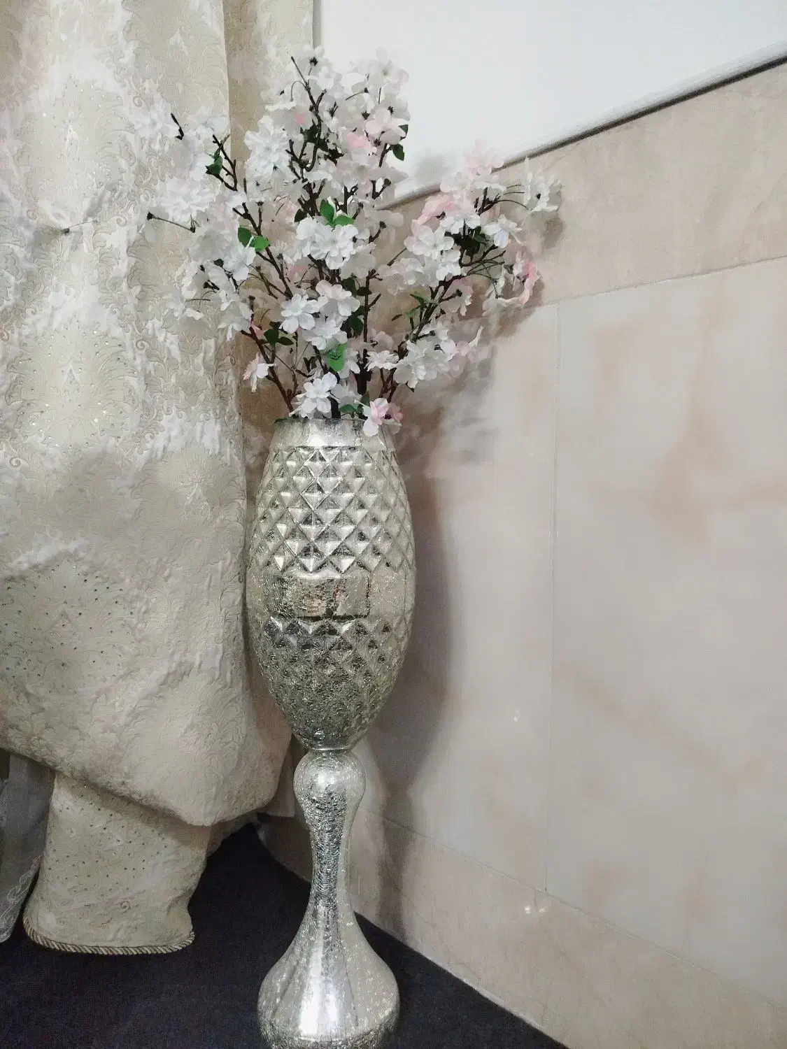 گلدان شیشه ای با گل|گل مصنوعی|قم, قلعه کامکار|دیوار