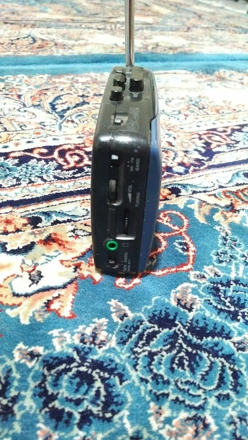 واکمن رادیو سونی|پخشکننده همراه|ری, شهید غیوری (ابن باویه)|دیوار