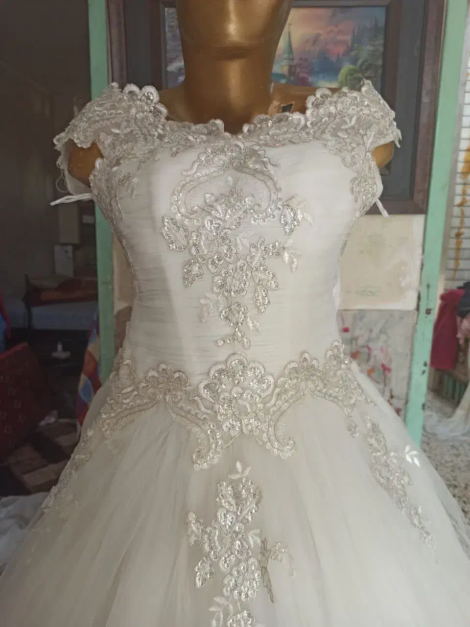 لباس عروس|لباس|درمیان, |دیوار