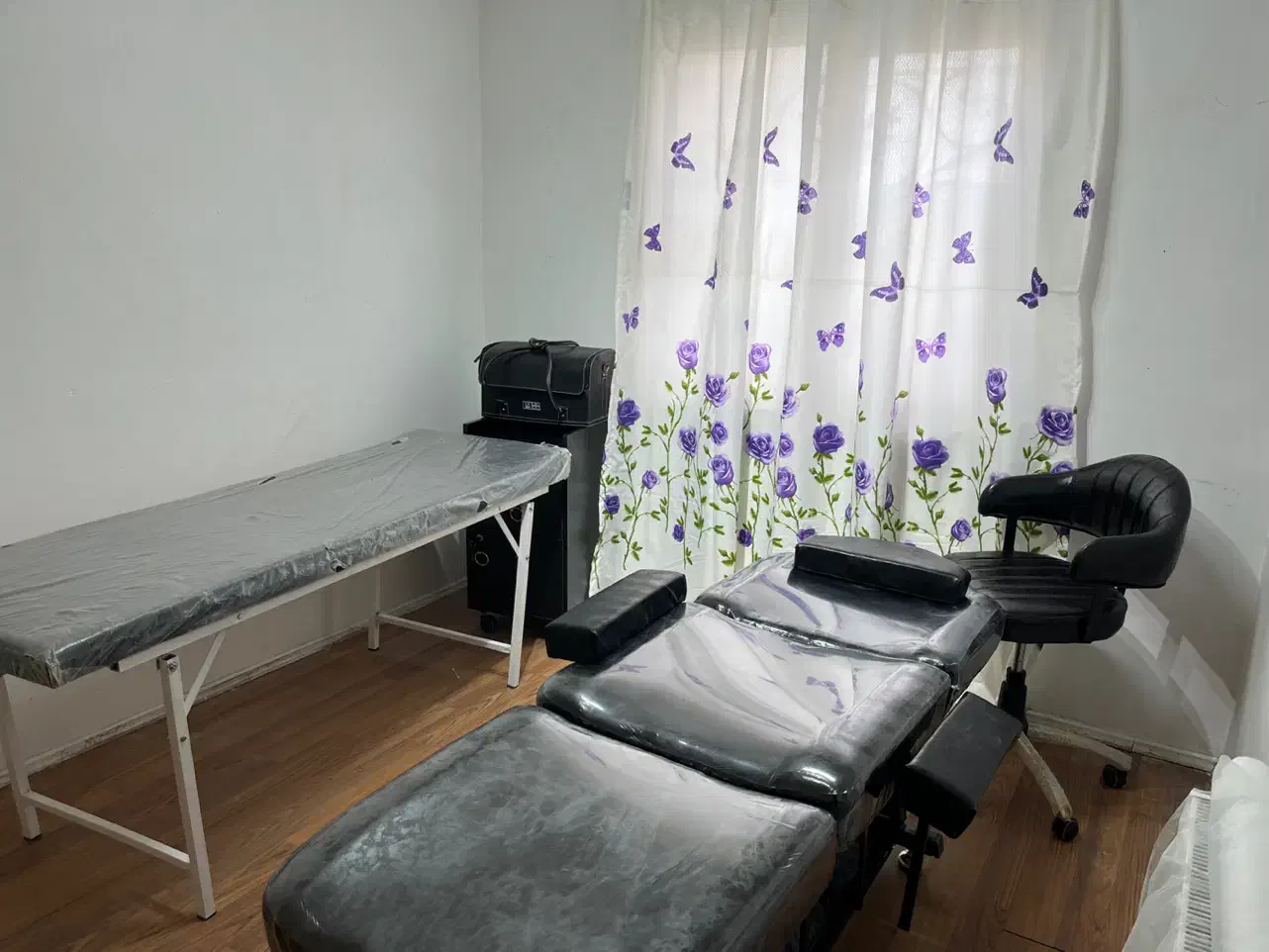 سالن زیبایی رهامیس ارائه دهنده بهترین خدمات|خدمات آرایشگری و زیبایی|پرند, فاز ۵|دیوار