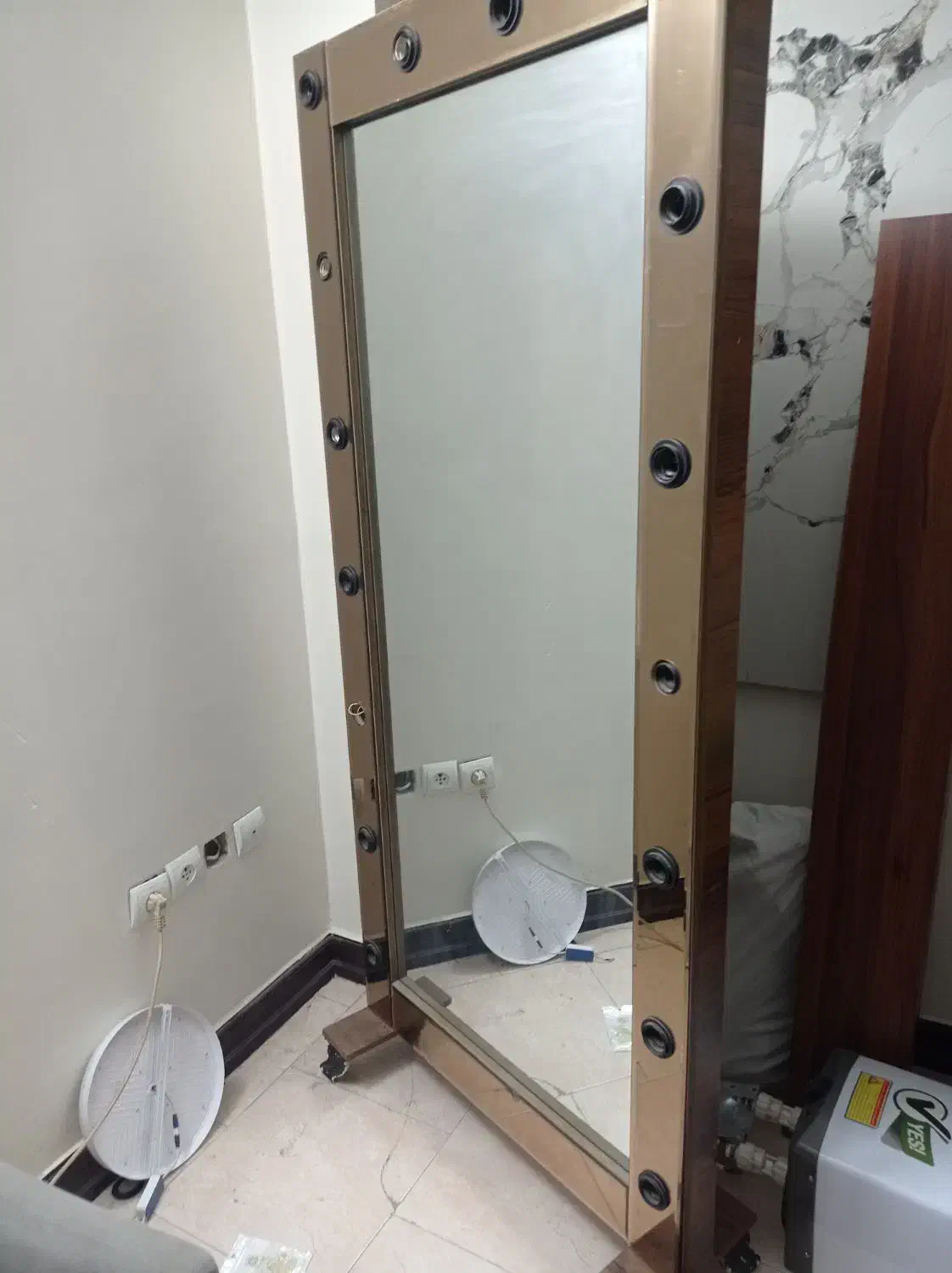 اینه هالیوودی نو|آینه|تهران, بریانک|دیوار