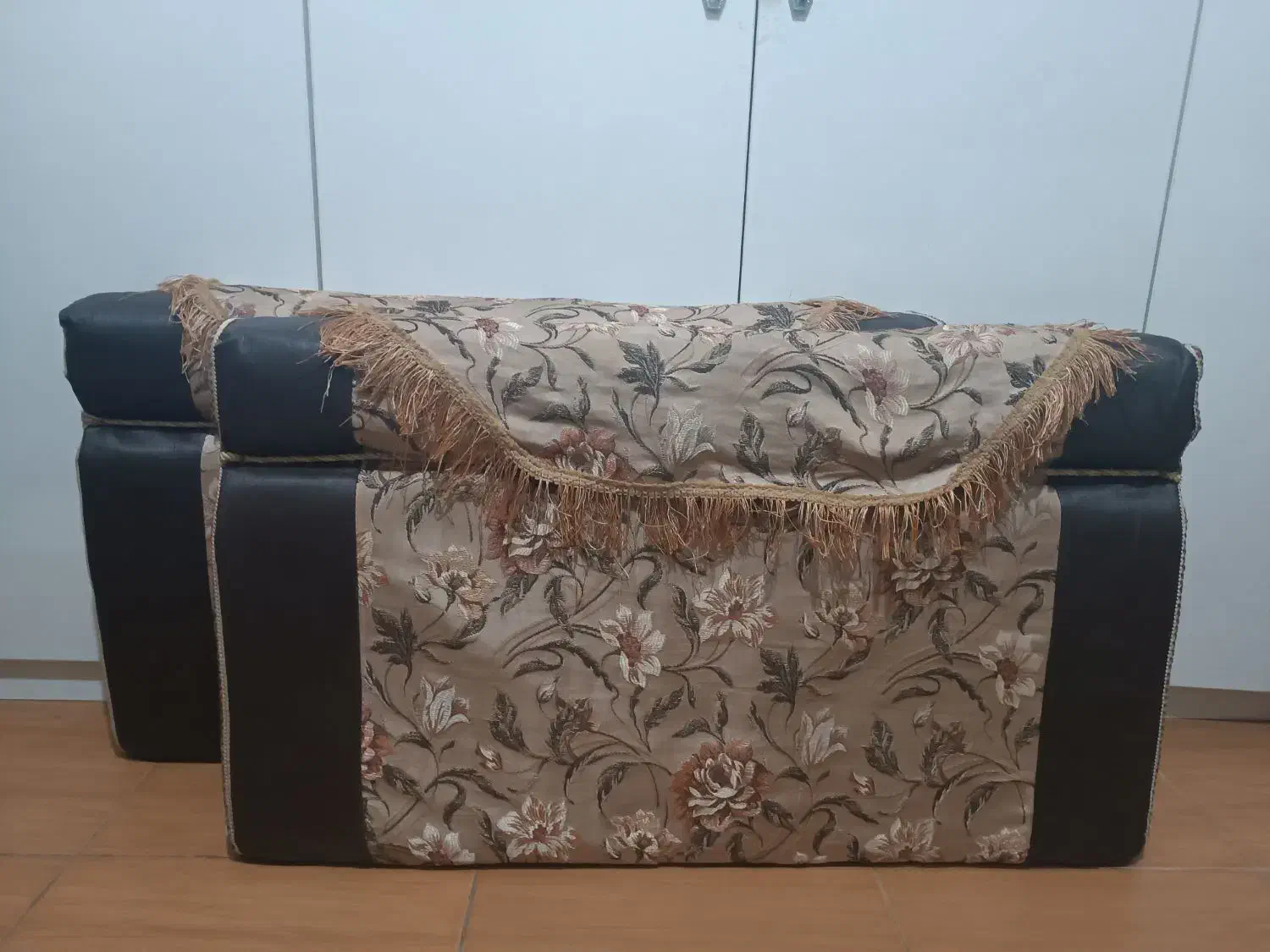 دو عدد پشتی، ماتکا|پشتی|شاهین‌شهر, خانه کارگر|دیوار