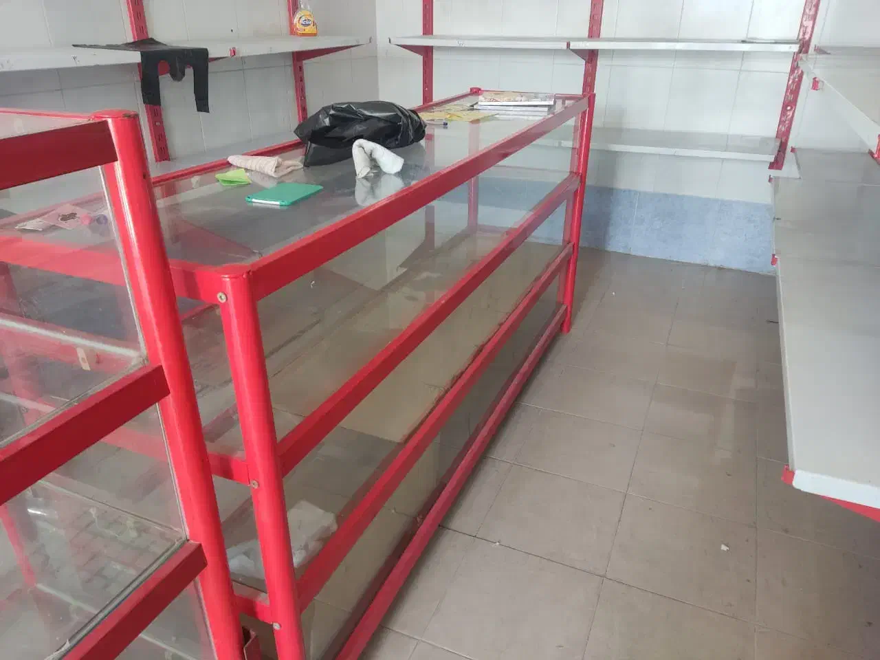 ویترین و قفسه در حد نو|فروشگاه و مغازه|آبپخش, |دیوار