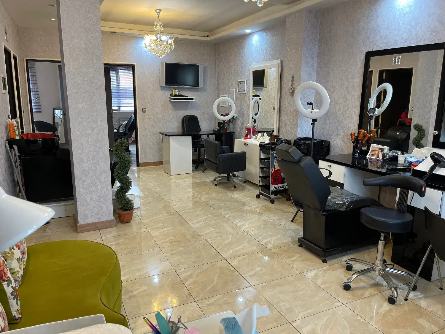 سالن زیبایی|خدمات آرایشگری و زیبایی|رشت, رشتیان|دیوار