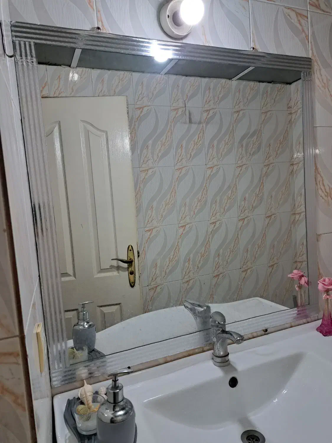 روشویی بزرگ به همراه شیر آب و آینه|لوازم سرویس بهداشتی|آمل, |دیوار