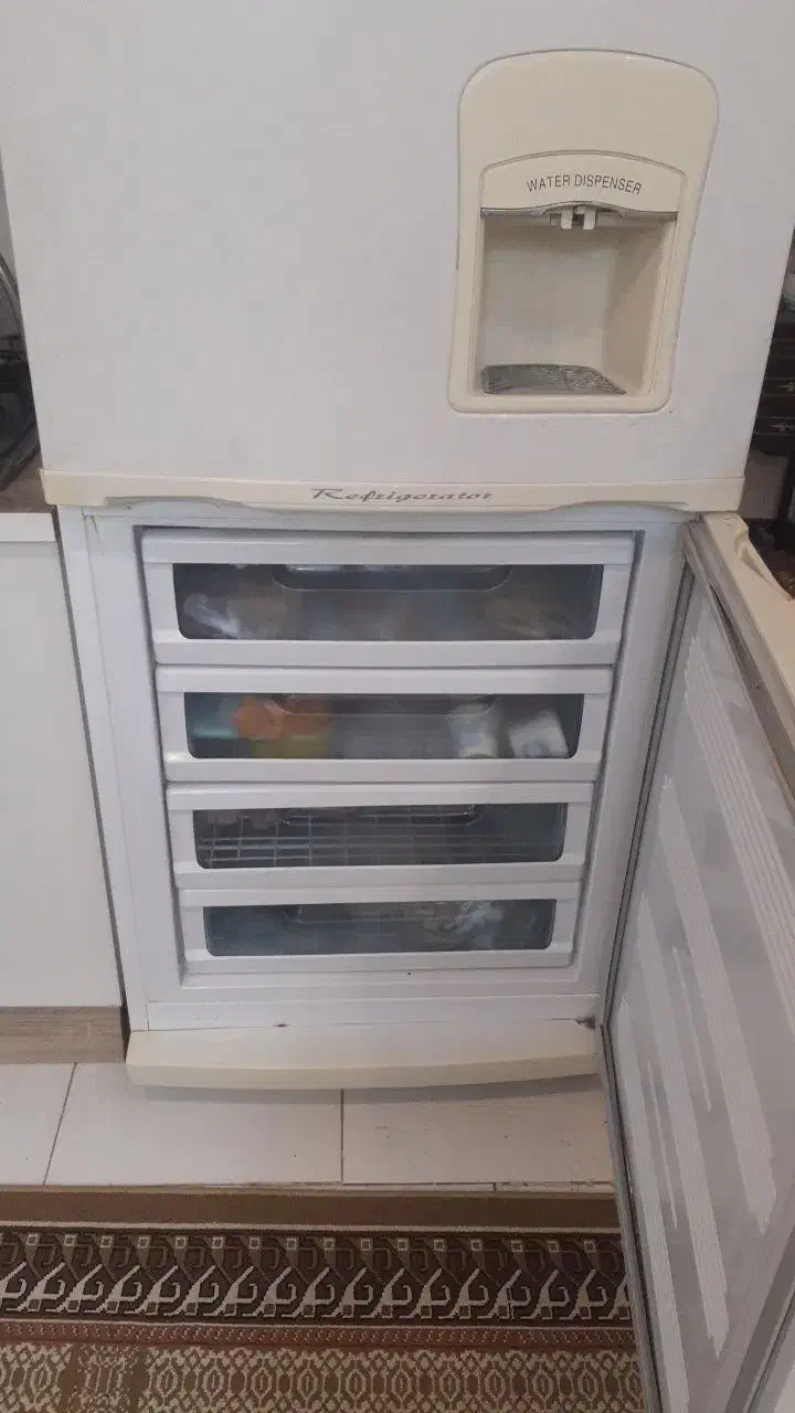 یخیال نیم فریزر تمیز مارک ایسان|یخچال و فریزر|چهارباغ, |دیوار