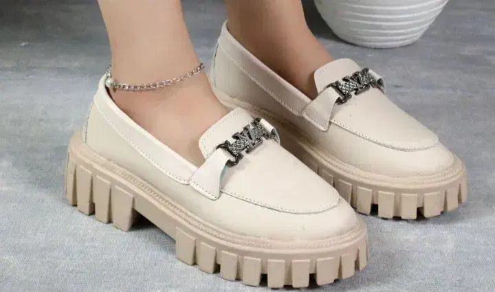 کفش|کیف، کفش، کمربند|چوار, |دیوار