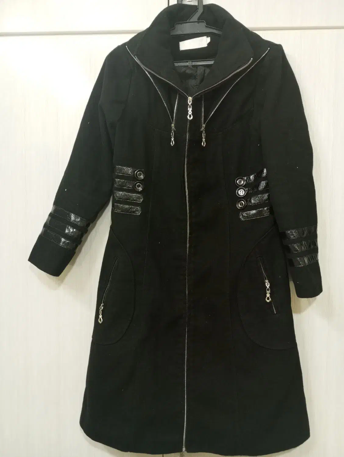 پالتو مشکی|لباس|نیشابور, دارایی|دیوار