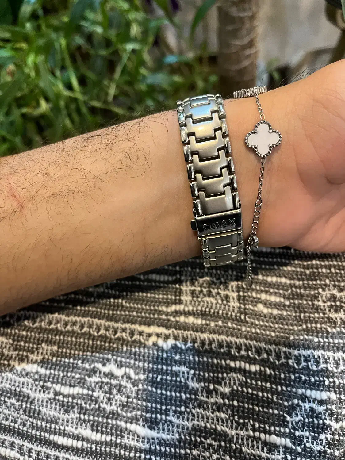 ساعت اوماکس|ساعت|اصفهان, رکن الدوله شرقی|دیوار