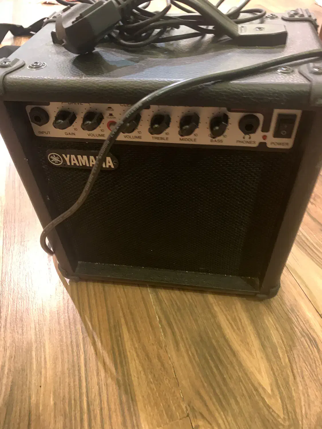 گیتار الکتریک یاماها ۱۲۱|گیتار، بیس، امپلیفایر|رشت, معلم|دیوار