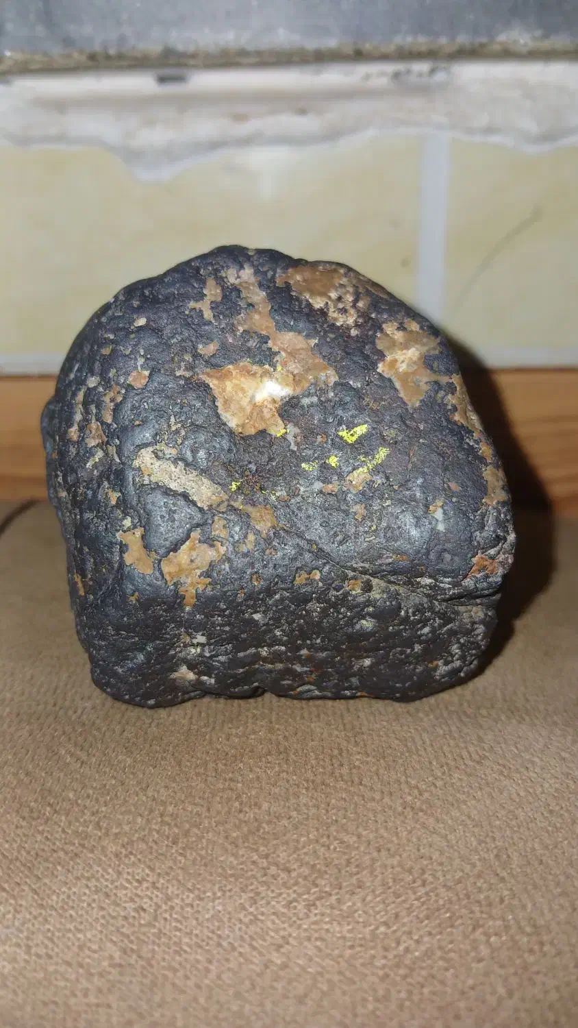 شهاب سنگ غریب از سنگهای زمینی|جواهرات|گرمه, |دیوار