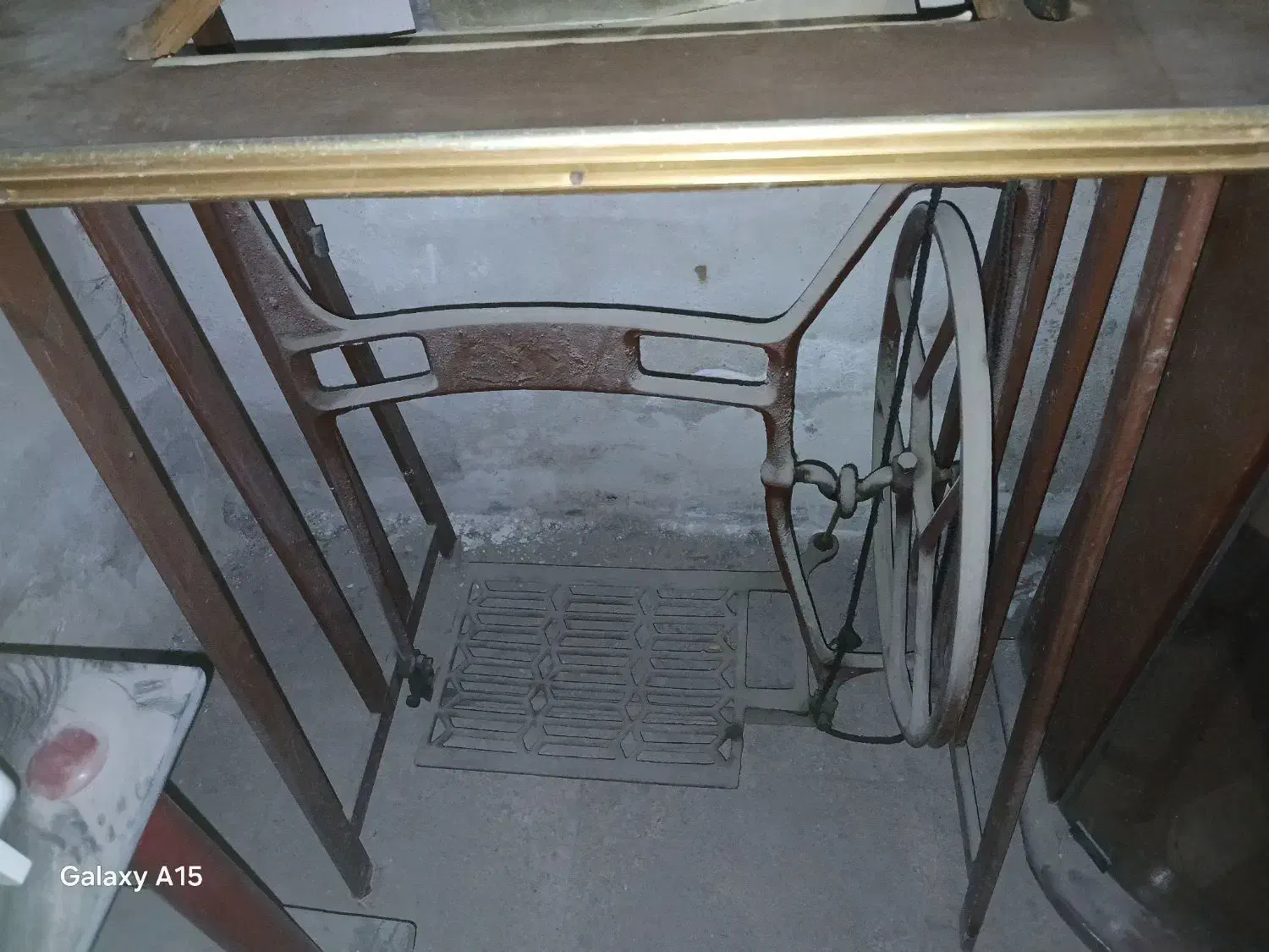 پایه چرخ خیاطی قدیمی ۸۰ ساله|کلکسیون اشیاء عتیقه|مشهد, آبکوه|دیوار