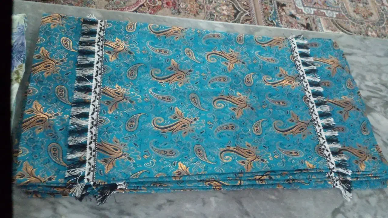 رو بالشتی و کفش نو نو|رختخواب، بالش، پتو|قروه, |دیوار