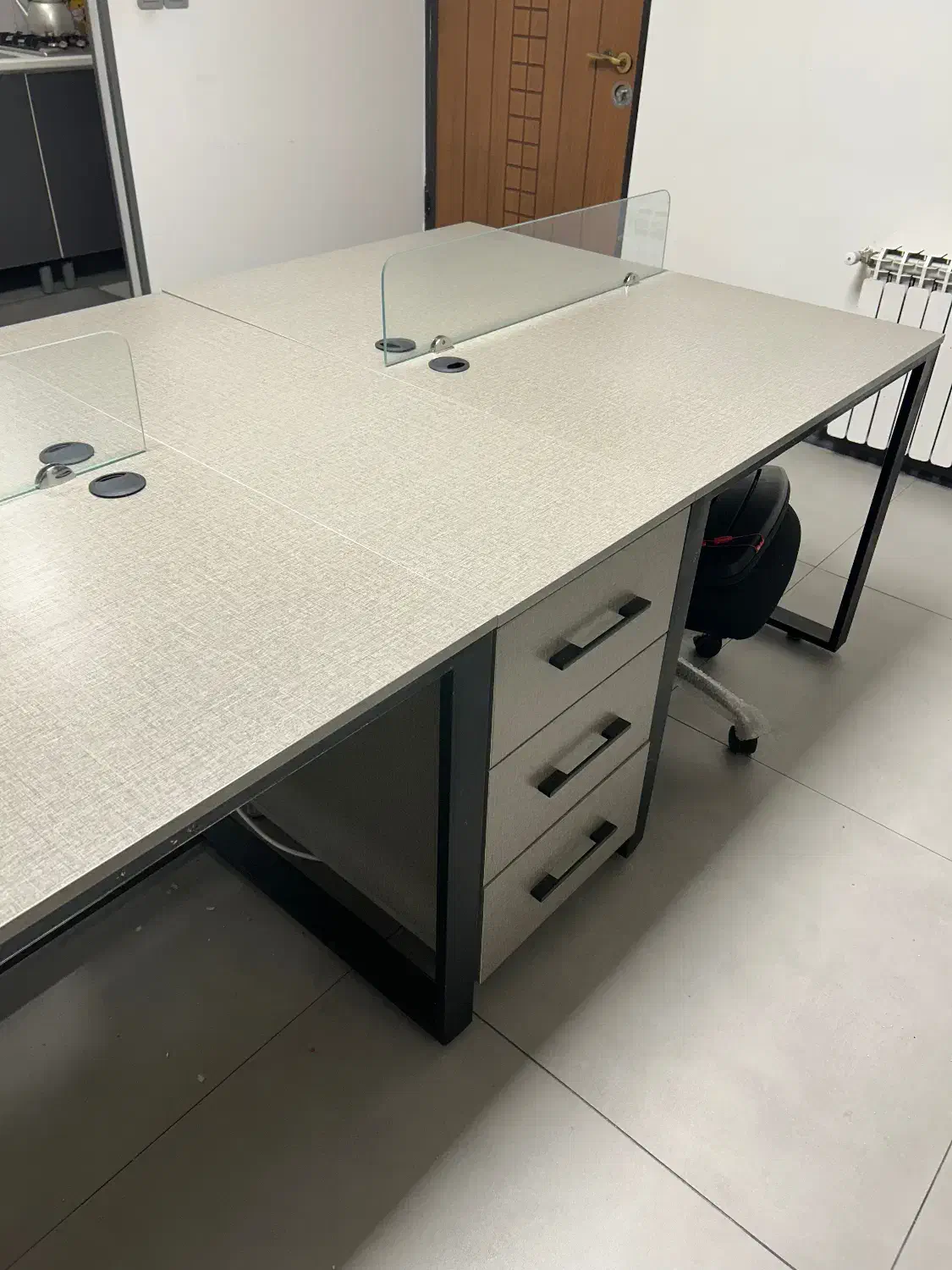 میز کار ۴ نفره مدرن (دارای پارتیشن)+ ۴ صندلی نیلپر|مبلمان اداری|تهران, کرمان|دیوار