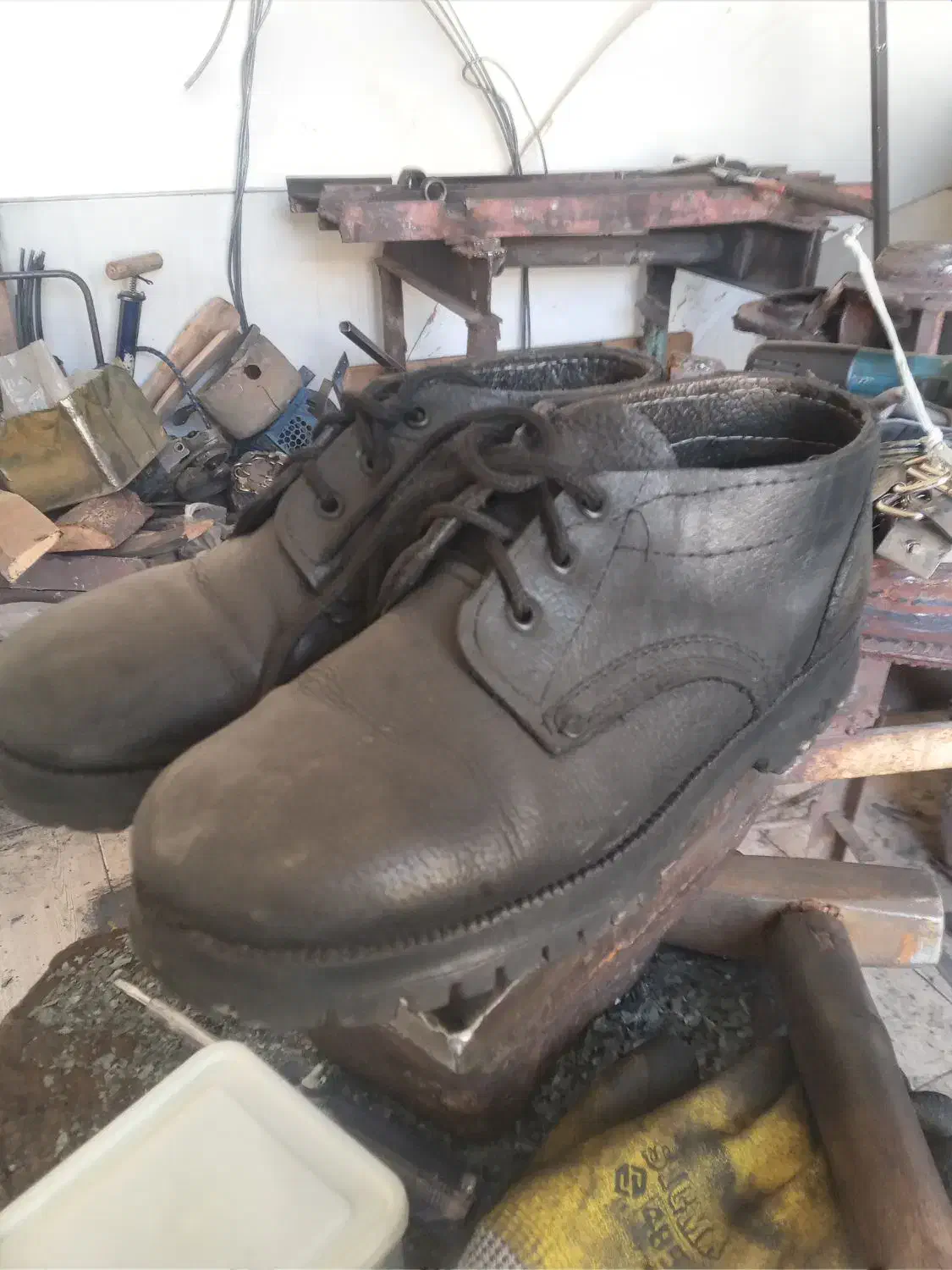 پوتین سربازی|کیف، کفش، کمربند|خوی, |دیوار