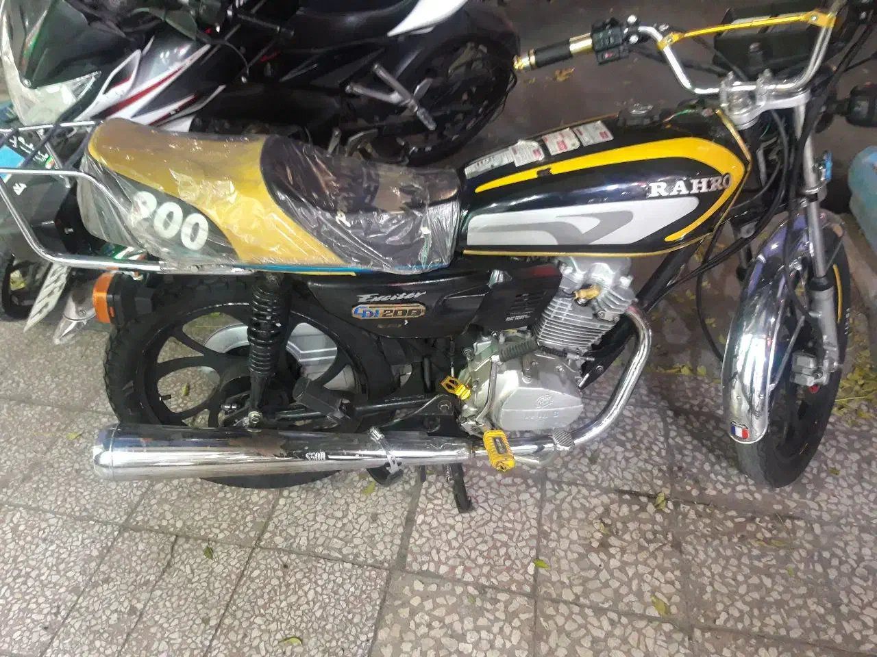 موتور ۲۰۰|موتورسیکلت|قم, چهل درخت‎|دیوار