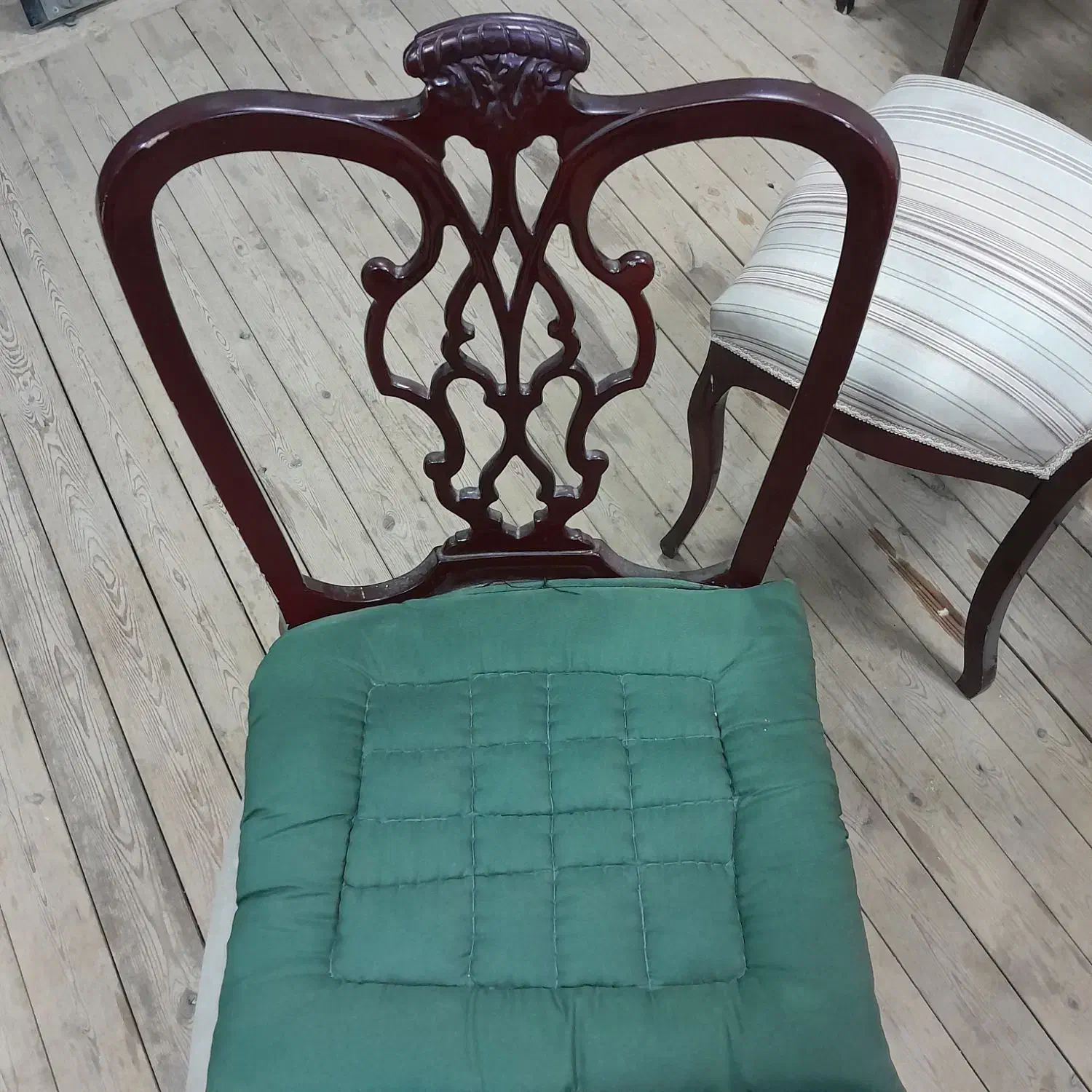 صندلی چوبی آنتیک با نشیمن پارچه ای شیک|صندلی و نیمکت|رودهن, |دیوار