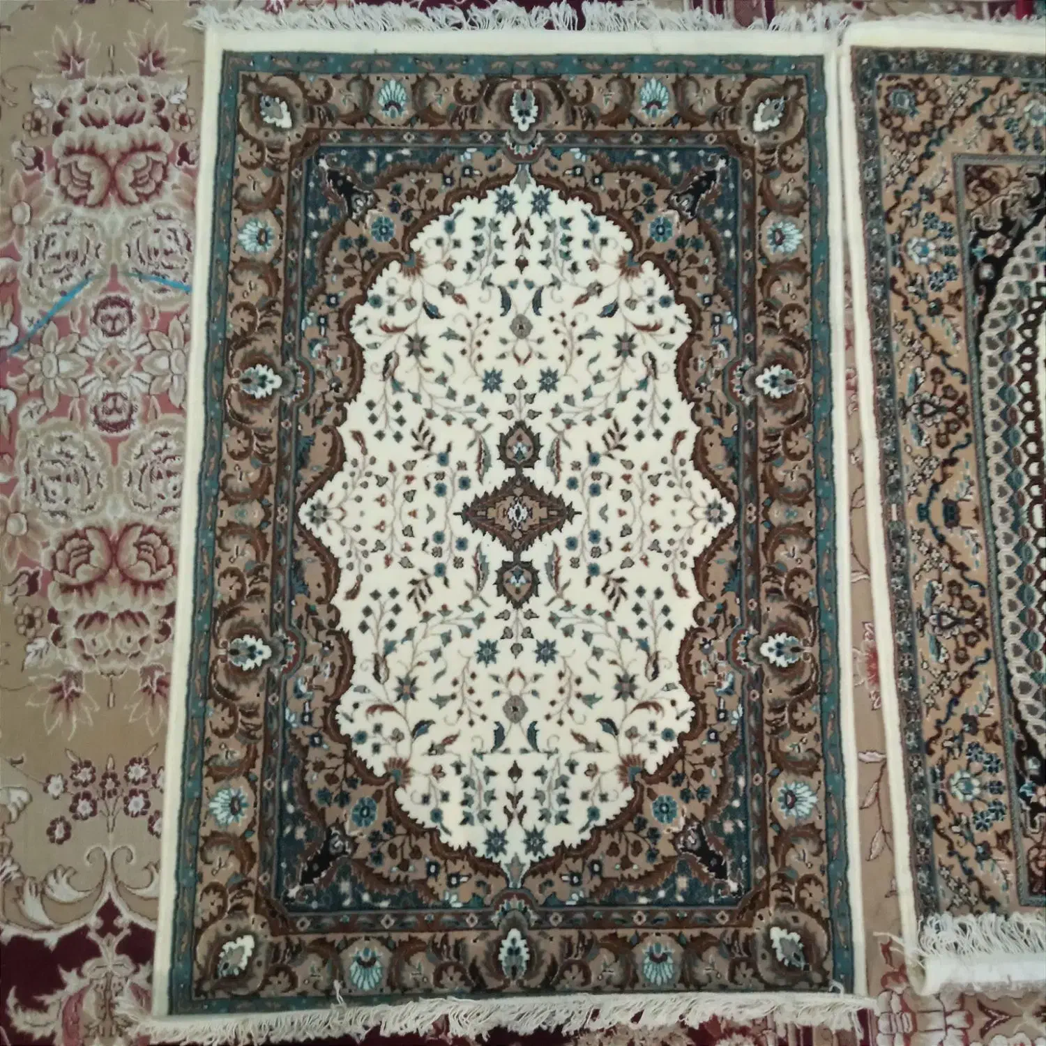 تعدادی فرش کاشان نو - یک در یک نیم متر (۱ در ۱.۵)|فرش|کرج, کوی امامیه|دیوار