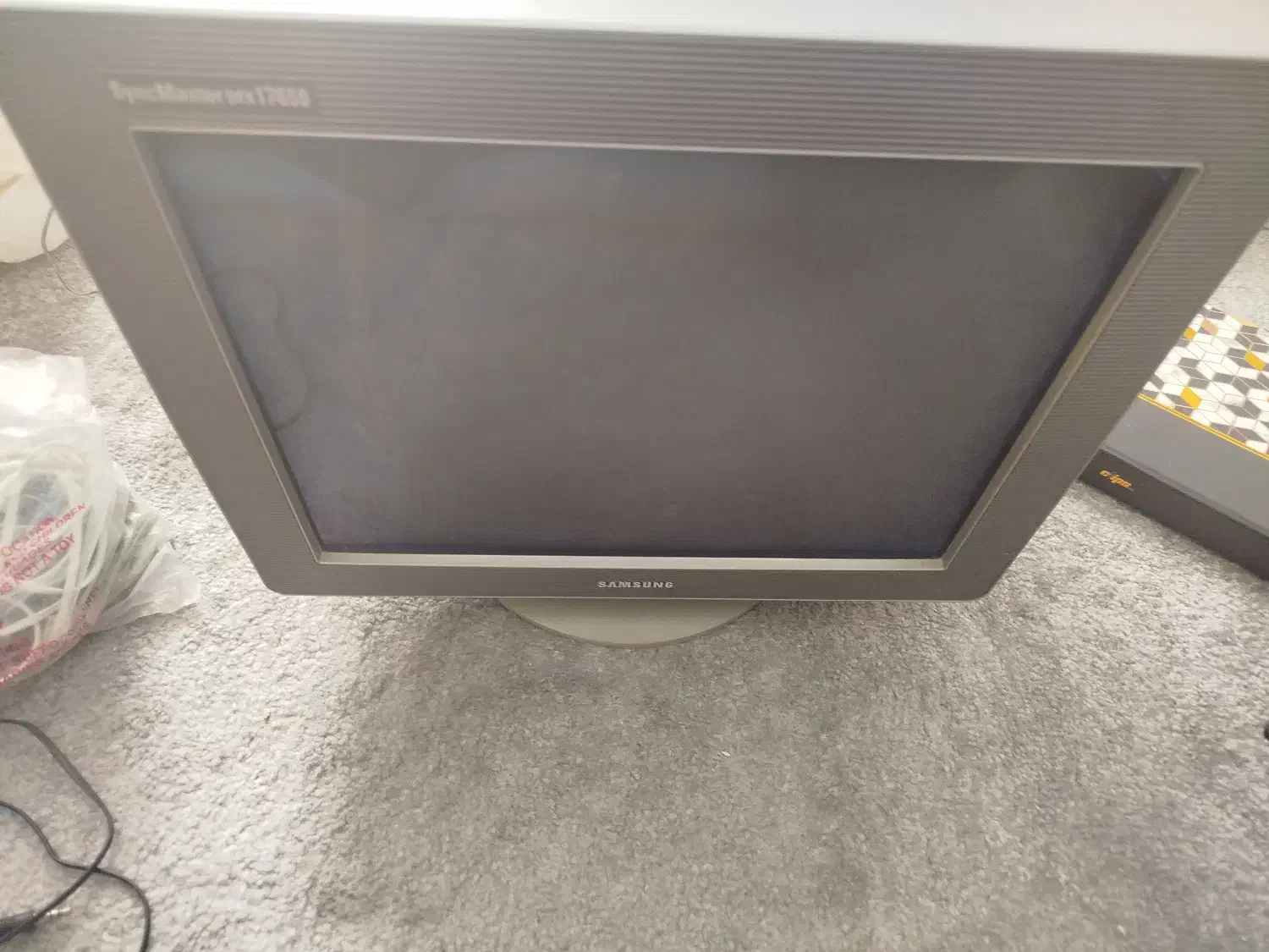 مانیتور سامسونگ قدیمی|قطعات و لوازم جانبی رایانه|شیراز, گلدشت معالیآباد|دیوار