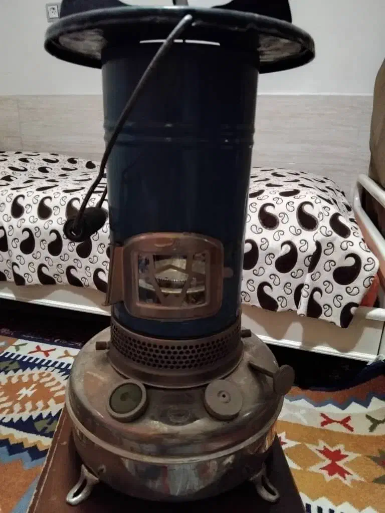 دو سماور و چراغ نفتی|سماور، چایساز، قهوهساز|شیراز, فخرآباد (دروازه کازرون)|دیوار