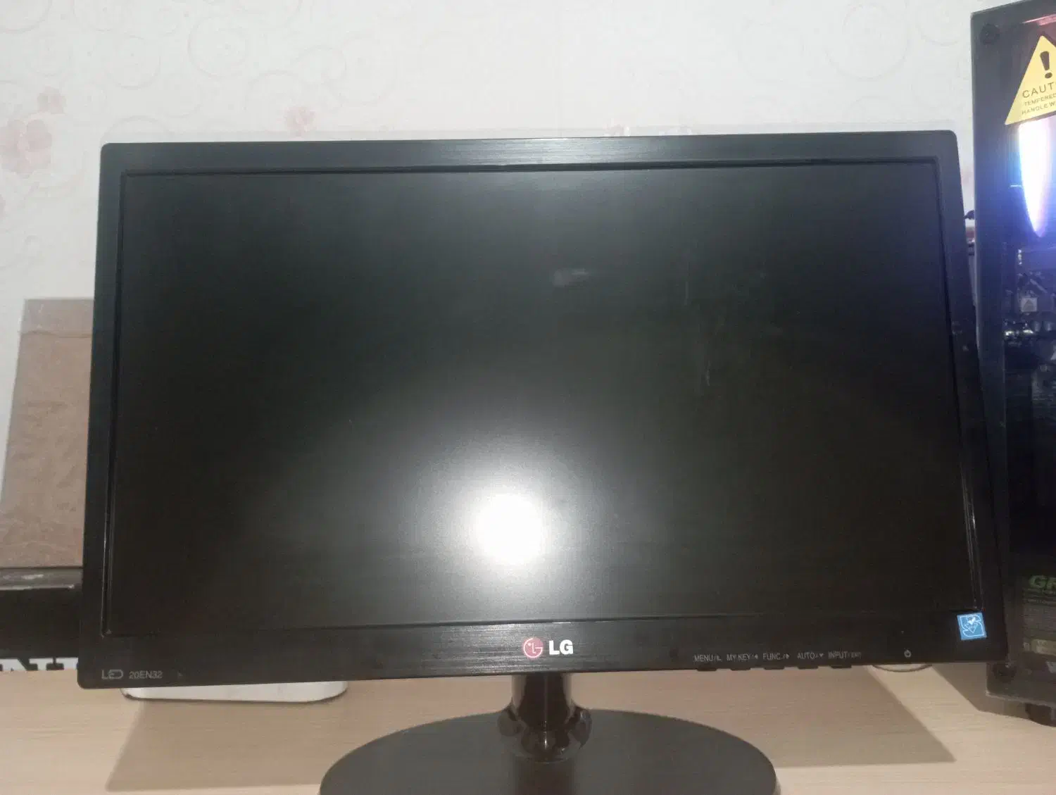 مانیتور ۲۰ اینچ LG با کیفیت Full HD|قطعات و لوازم جانبی رایانه|اراک, |دیوار
