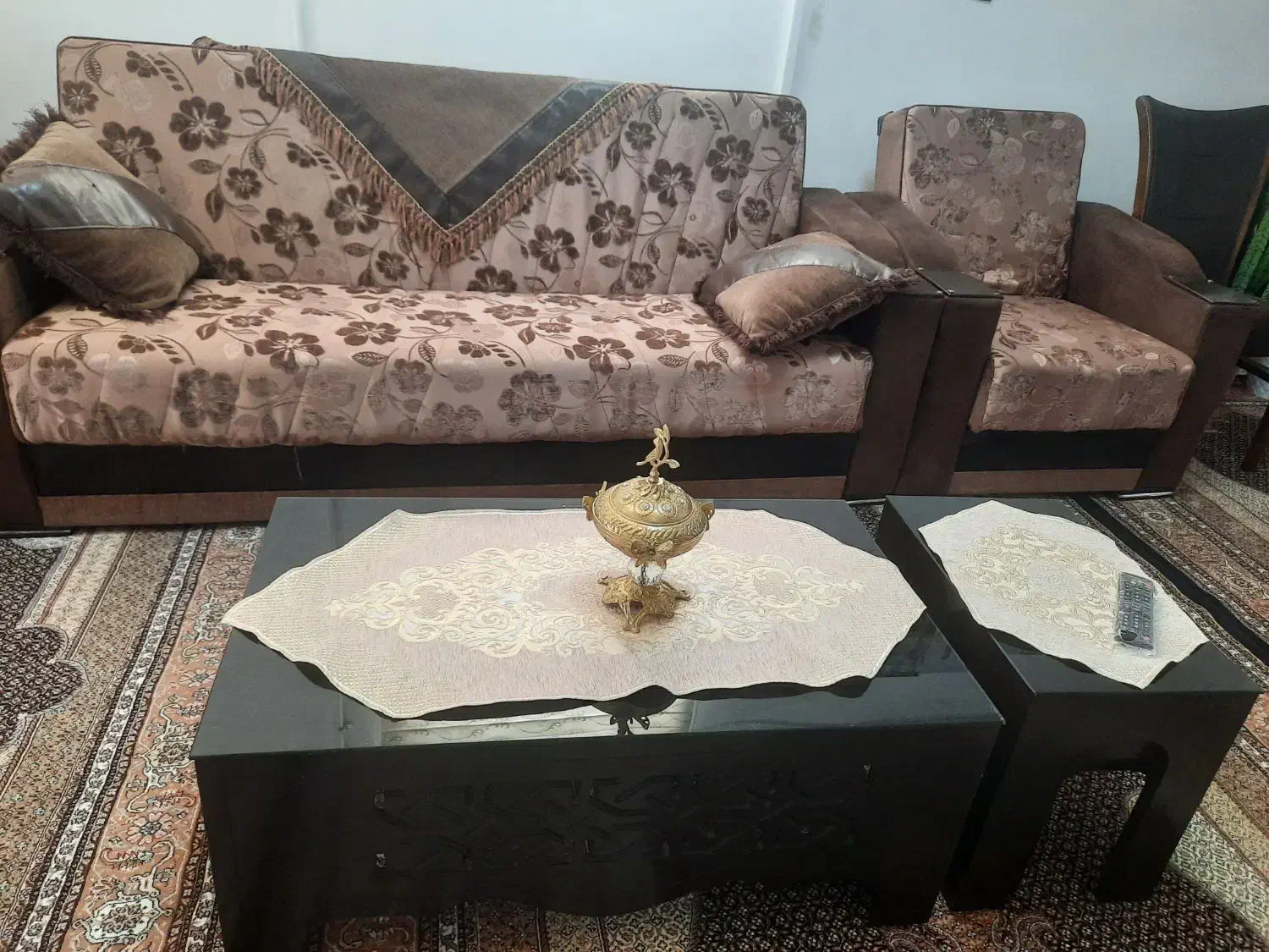 مبل تخت شو .راحتی در حد نو با چهار عسلی شیشه ای|مبلمان خانگی و میز عسلی|مشگین شهر, |دیوار