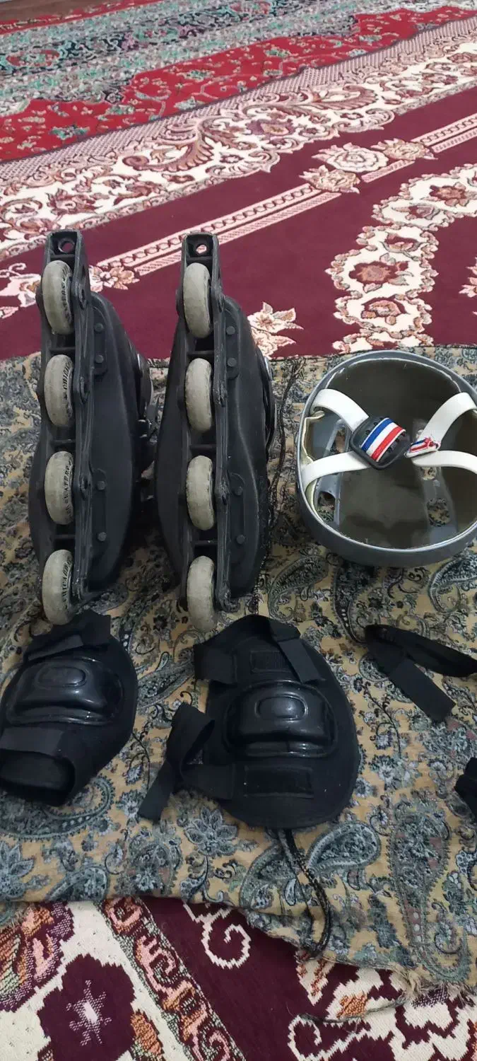 یک جفت اسکیت با زانو بند و کلاه ایمنی|دوچرخه، اسکیت، اسکوتر|سنقر, |دیوار