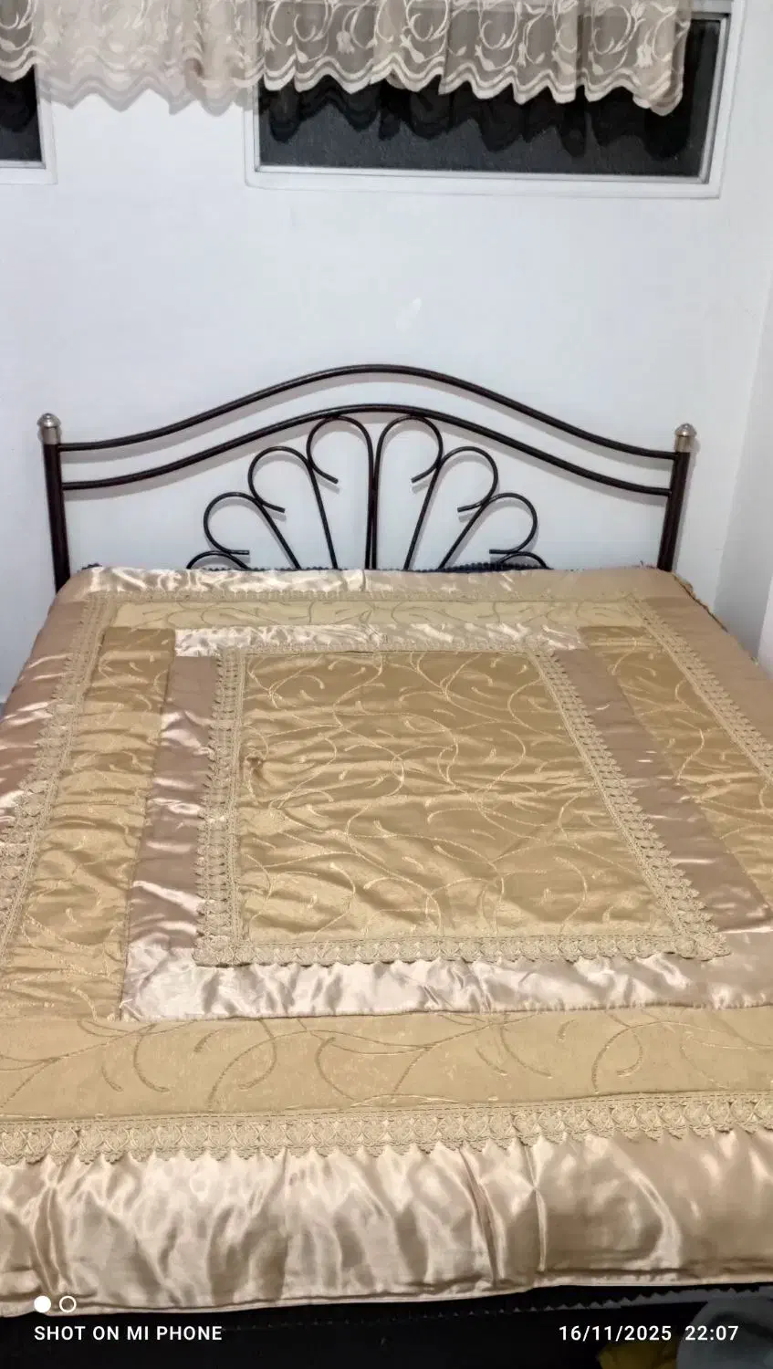 تخت دونفره سبک با تشک و دو عددکفی چوبی و آهنی|تخت و سرویس خواب|قم, زنبیل آباد|دیوار