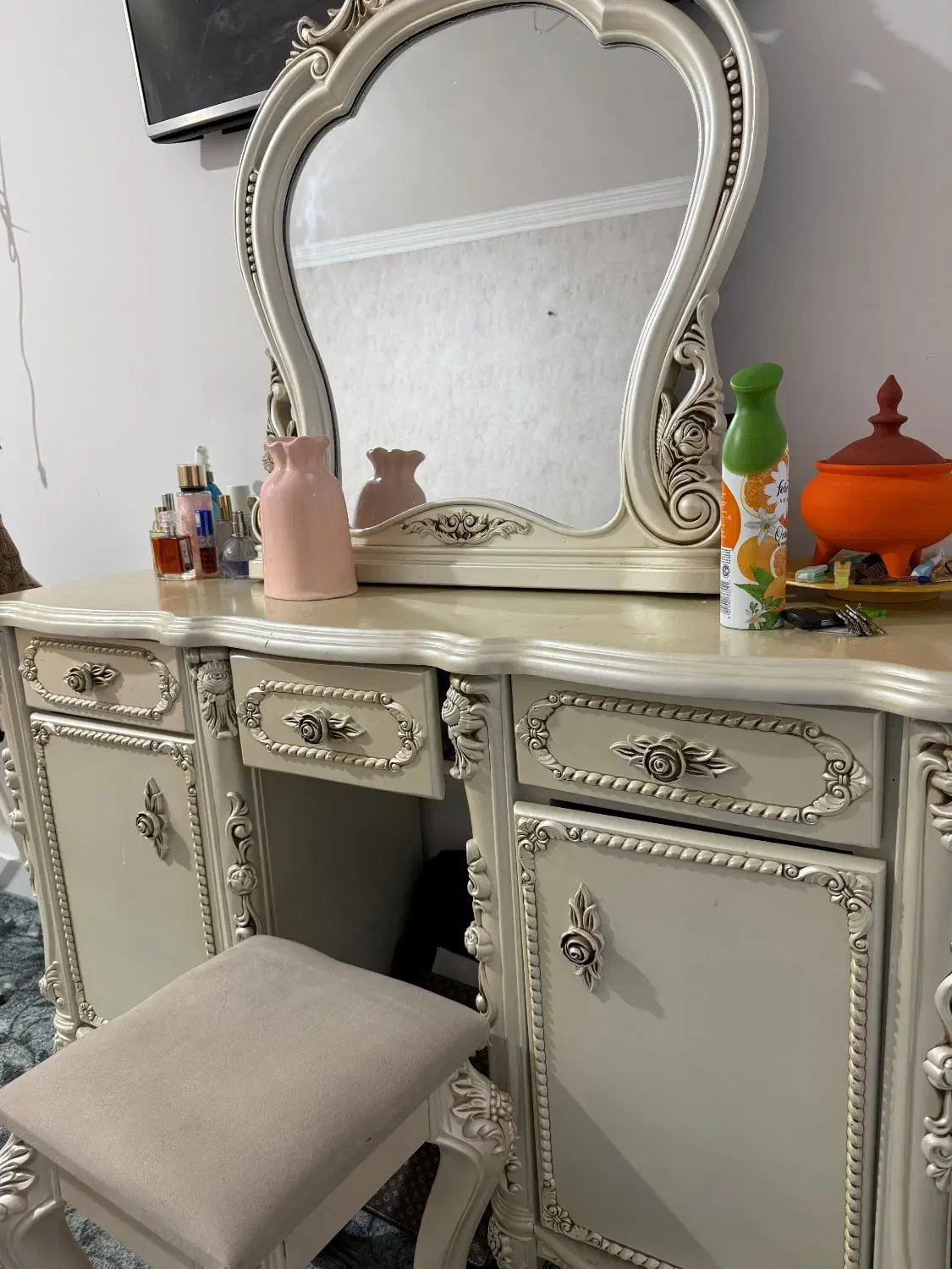 فروش سرویس خواب و میز ارایشی و 2 عدد پاتختی|تخت و سرویس خواب|لامرد, |دیوار