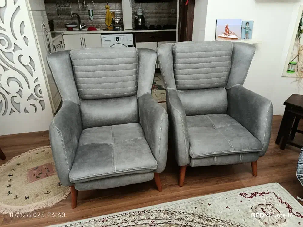 یک مبل سه نفر که تختخواب شو هستش ودو عدد یک نفره|مبلمان خانگی و میز عسلی|تبریز, |دیوار