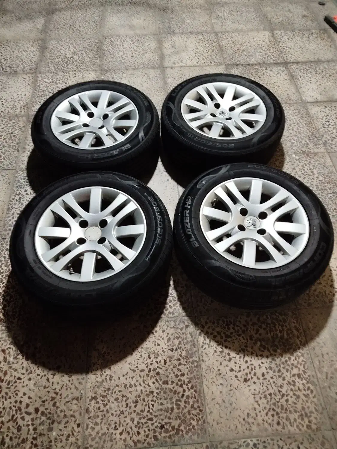 رینگ لاستیک و باتری|قطعات یدکی و لوازم جانبی|خورموج, |دیوار