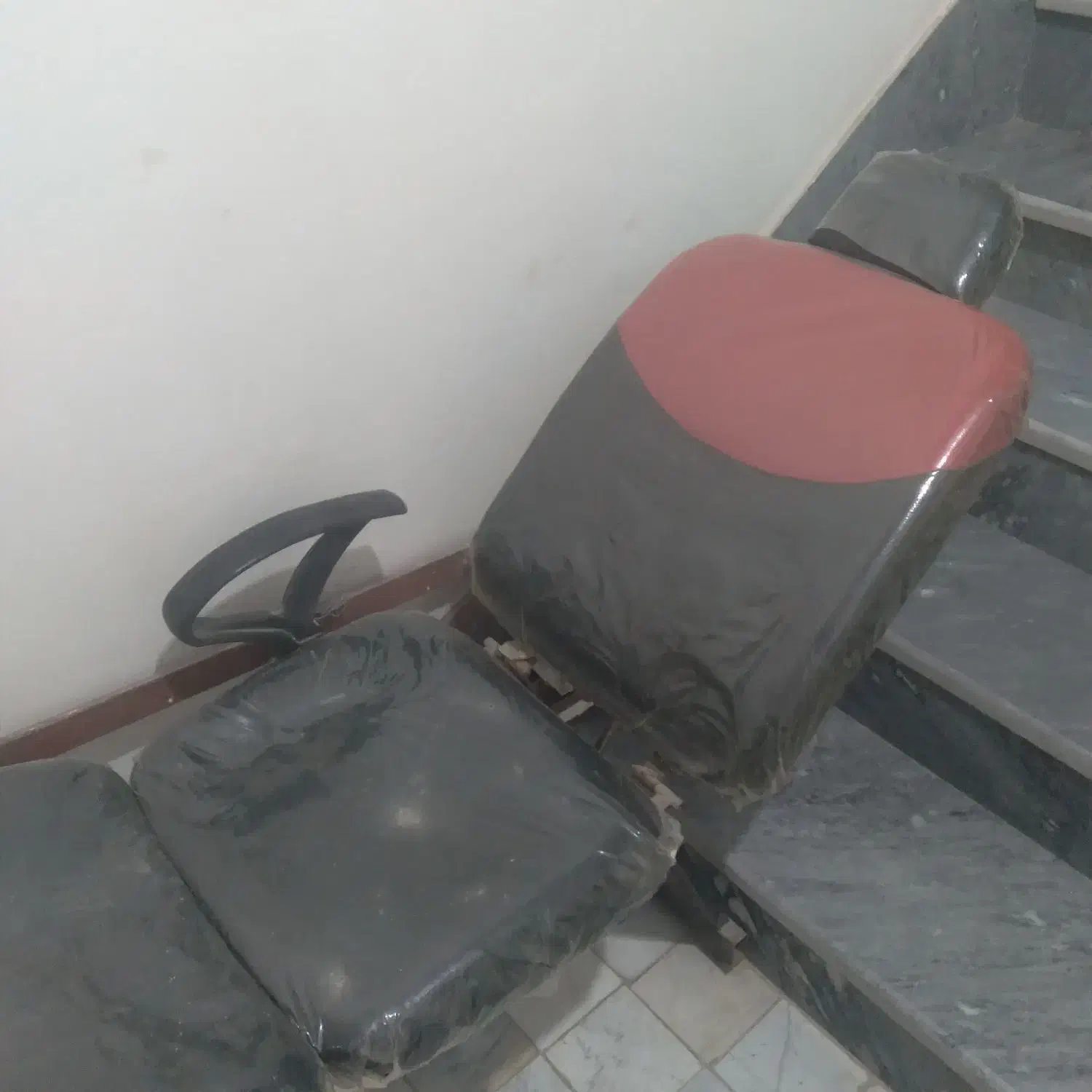 صندلی|صندلی و نیمکت|قم, قلعه کامکار|دیوار