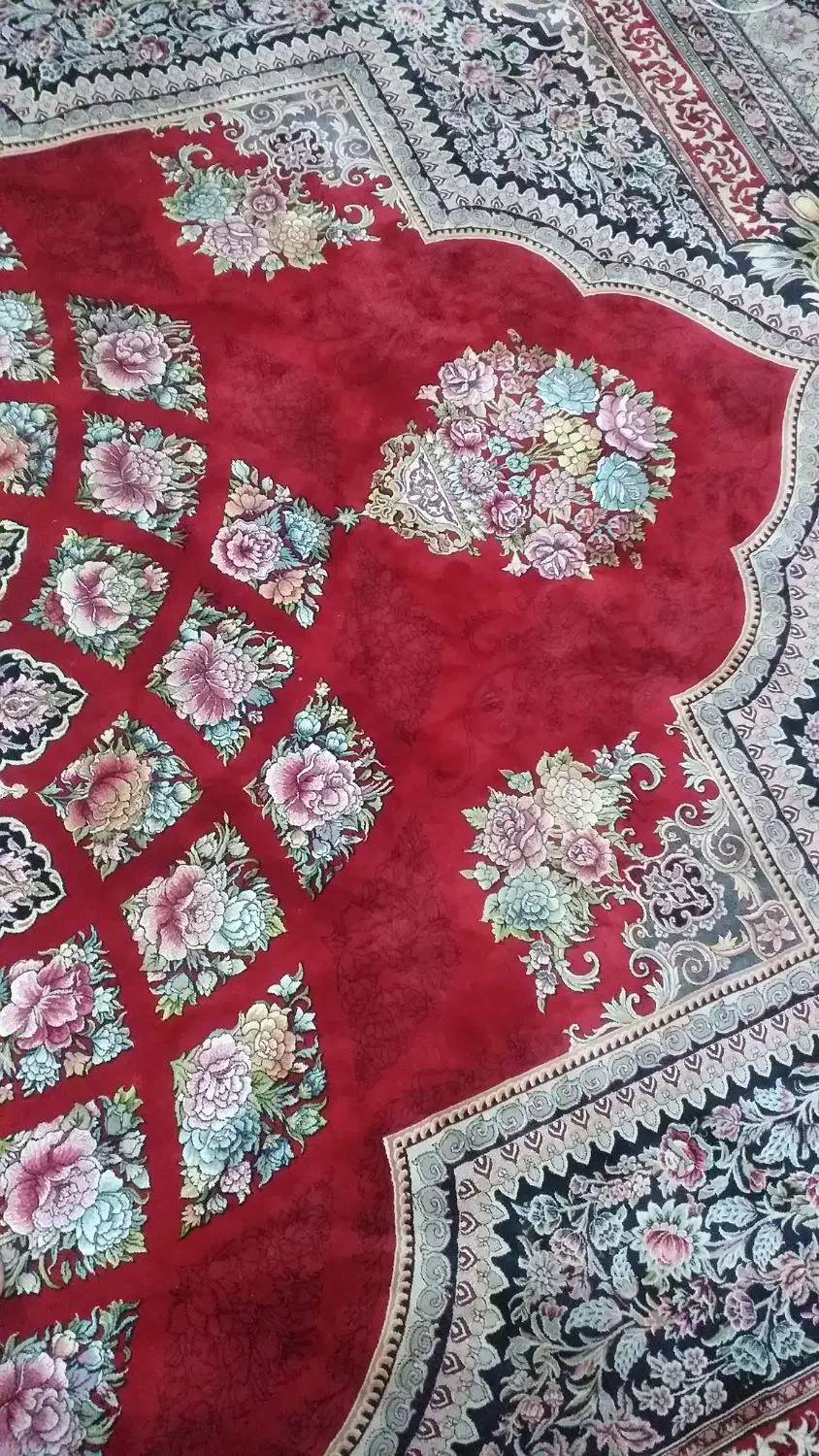 فرش قرمزورنگ کرم روشن هردوابریشمی هستن بسیارزیبا|فرش|شفت, |دیوار