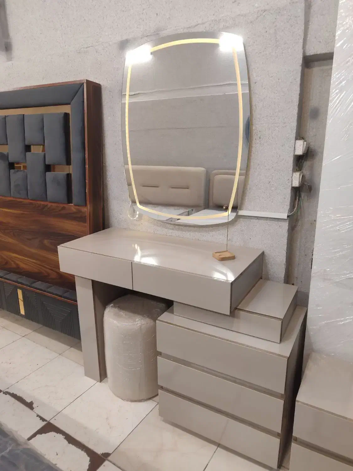 میز لوازم ارایش|مبلمان خانگی و میز عسلی|پیشوا, |دیوار