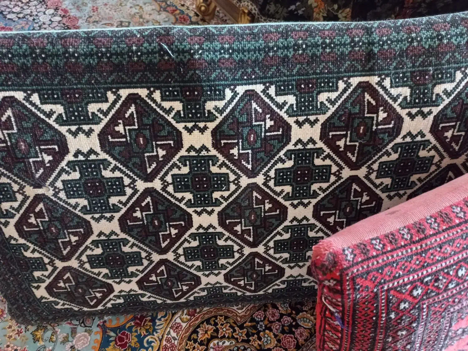 پشتی ۳ عدد.  در صورت نیاز دو عدد دیگر هم موجود|پشتی|بومهن, |دیوار