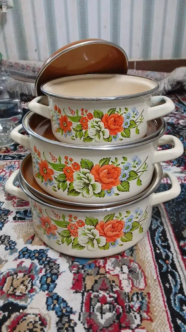 فروش سرویس قابلمه Emayetas گل بته ای در حد نو|کلکسیون اشیاء عتیقه|قم, صفاشهر|دیوار