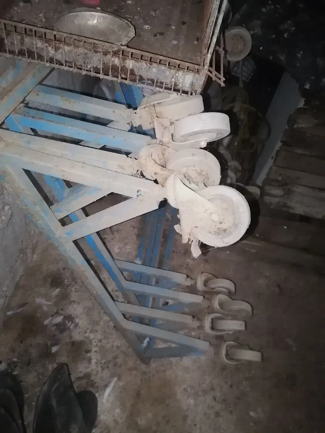 پایه چرخان براقفس|لوازم جانبی حیوانات|صومعه‌سرا, |دیوار