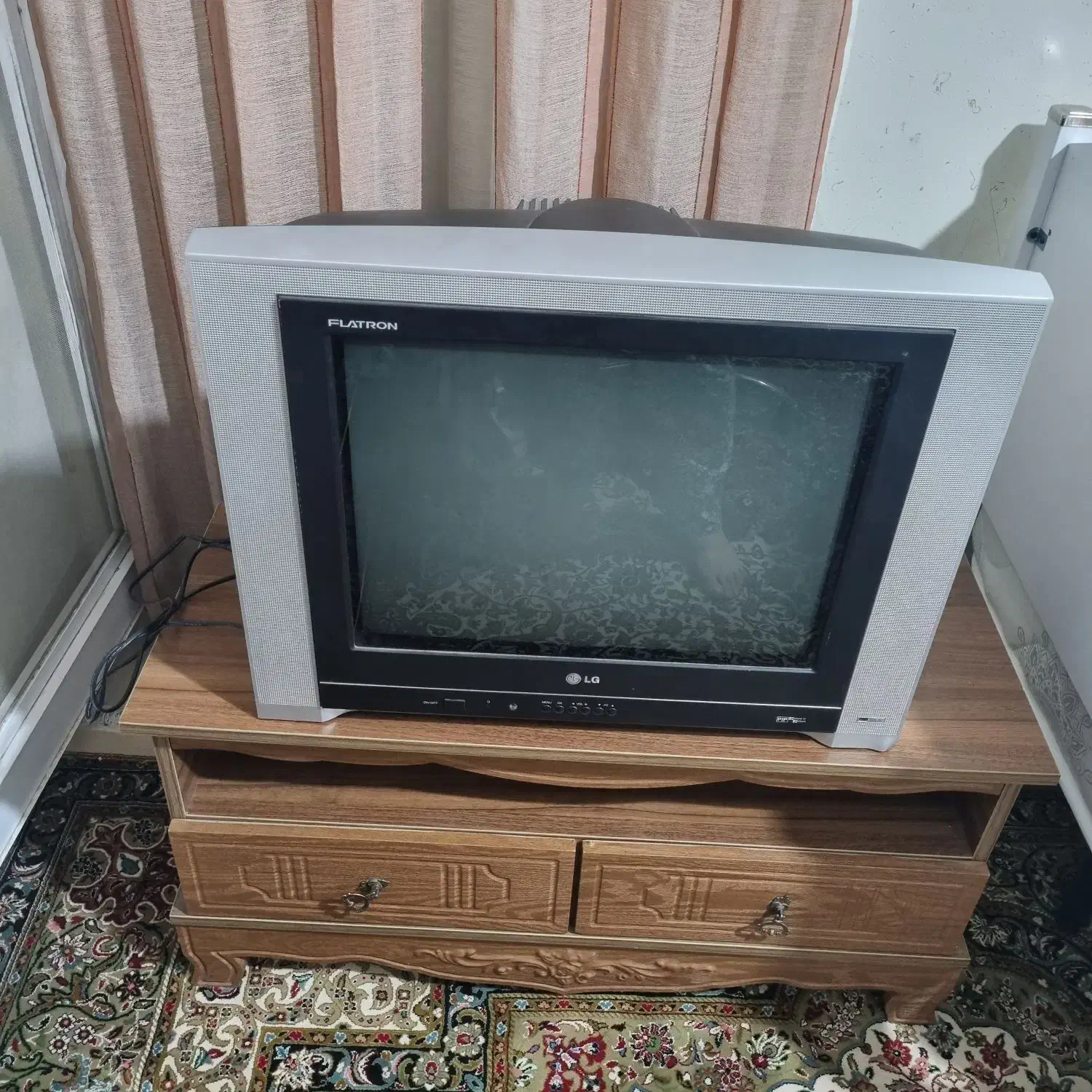 تلویزیون 21 اینچ ال جی با میز تلویزیون|تلویزیون و پروژکتور|سیرجان, |دیوار