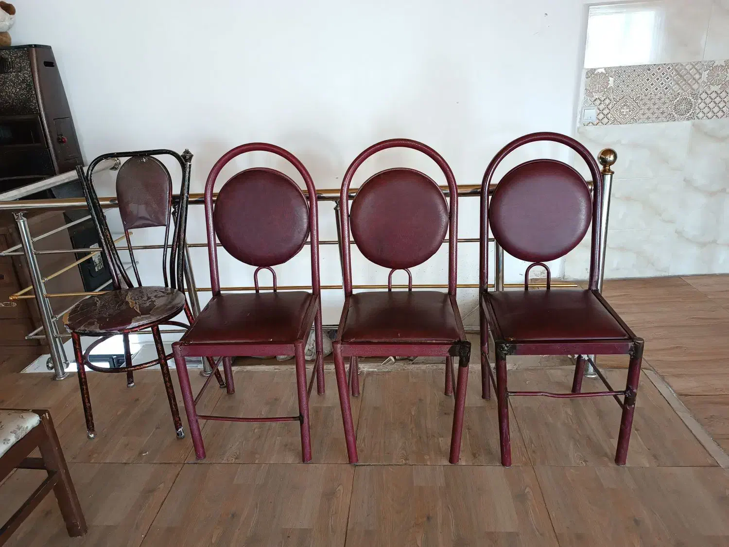 چند عدد صندلی نیاز به جوش|میز و صندلی غذاخوری|باسمنج, |دیوار