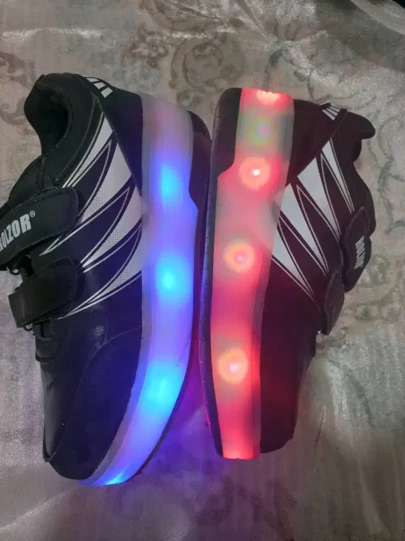 کفش چرخ دار دخترانه همراه با شارژ وسیم رابط|کیف، کفش، کمربند|جم, |دیوار