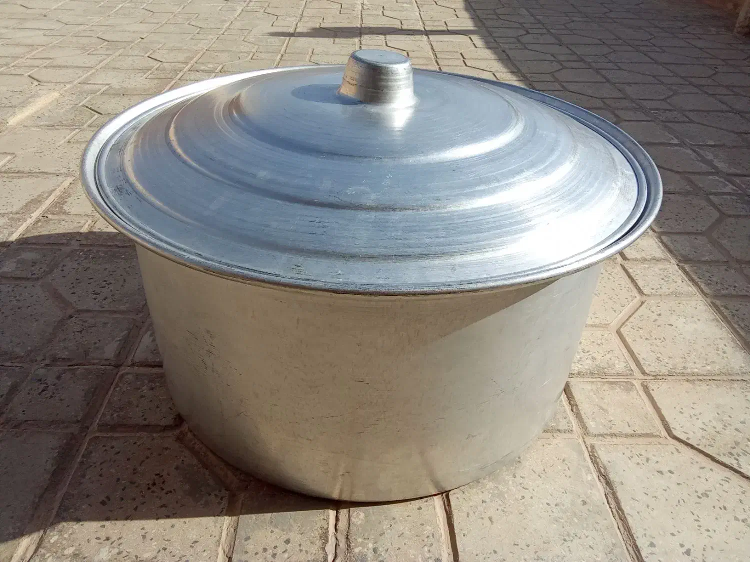 قابلمه روی بزرگ قدیمی|ظروف پختوپز|محمدیه-قزوین, |دیوار