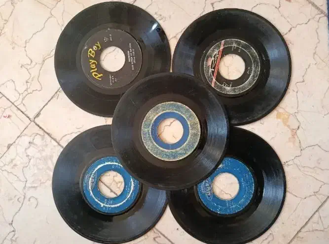 ۲۰ عدد صفحه گرام از خواننده های قدیمی|کلکسیون اشیاء عتیقه|نهاوند, |دیوار