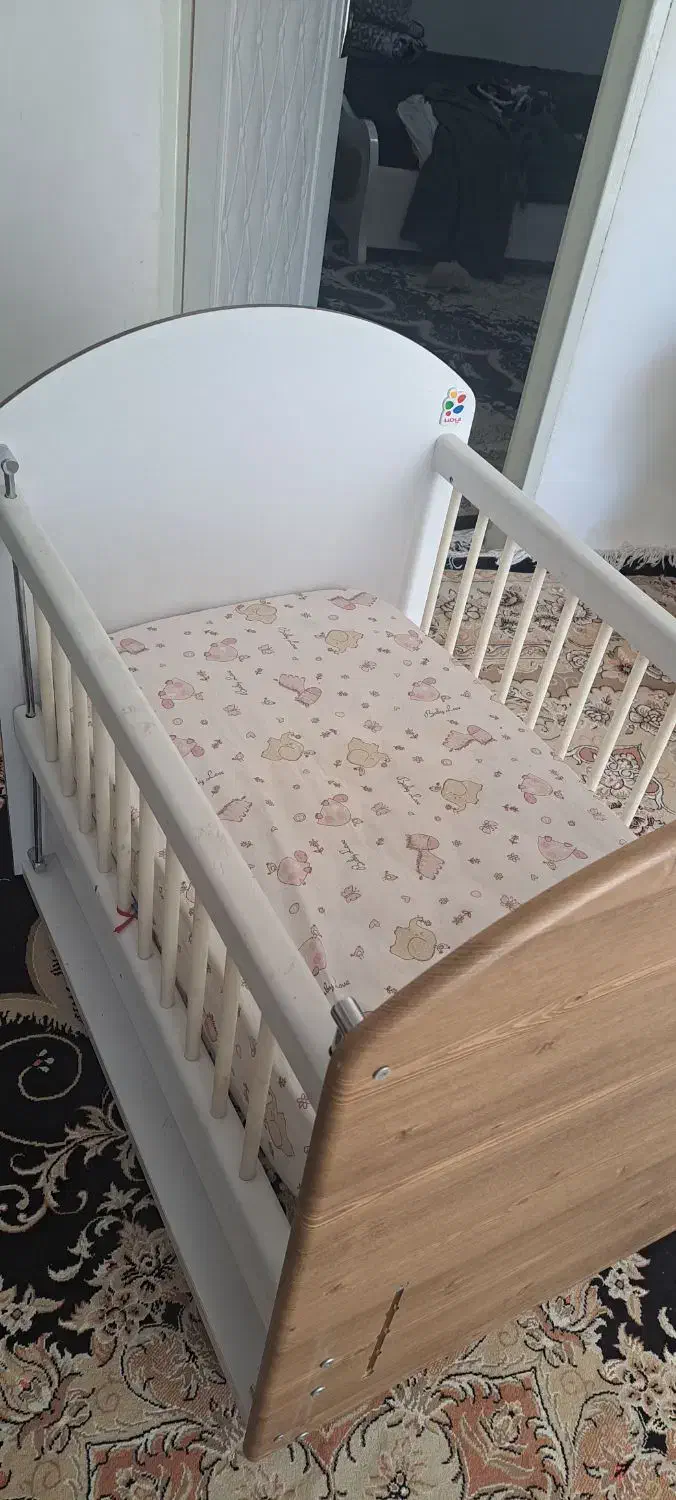 تخت نوزاد|تخت و صندلی بچه|خرم‌آباد, |دیوار