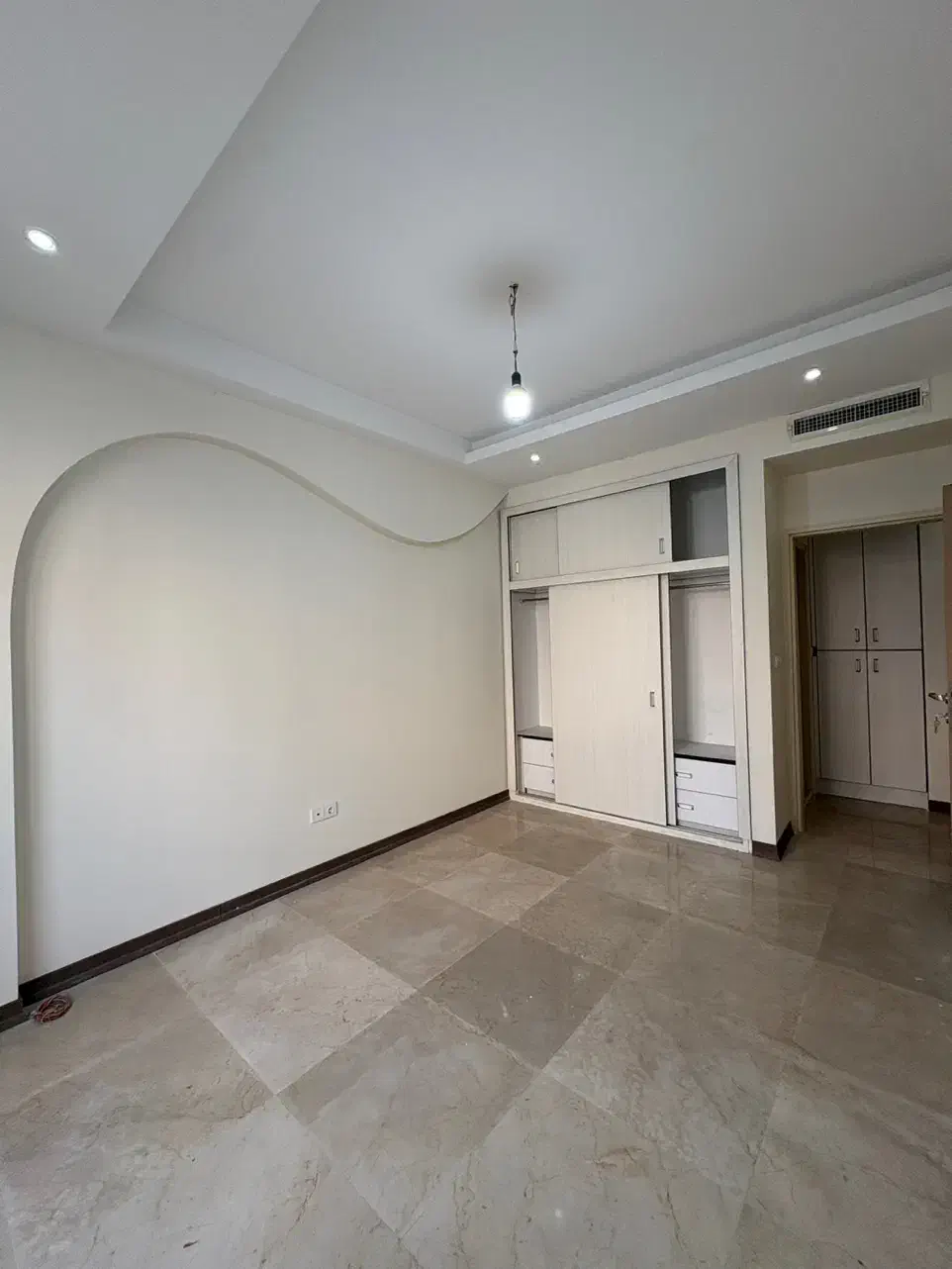 ۹۵ متر/نوساز کلید نخورده/تک واحدی/گذر برند غربی ها