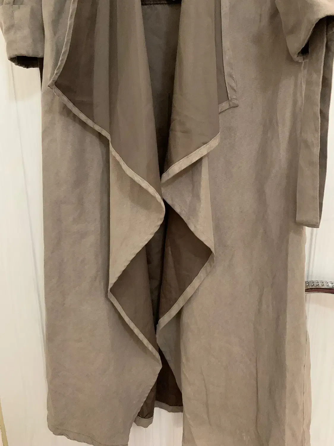 بارونی بلند|لباس|صومعه‌سرا, |دیوار