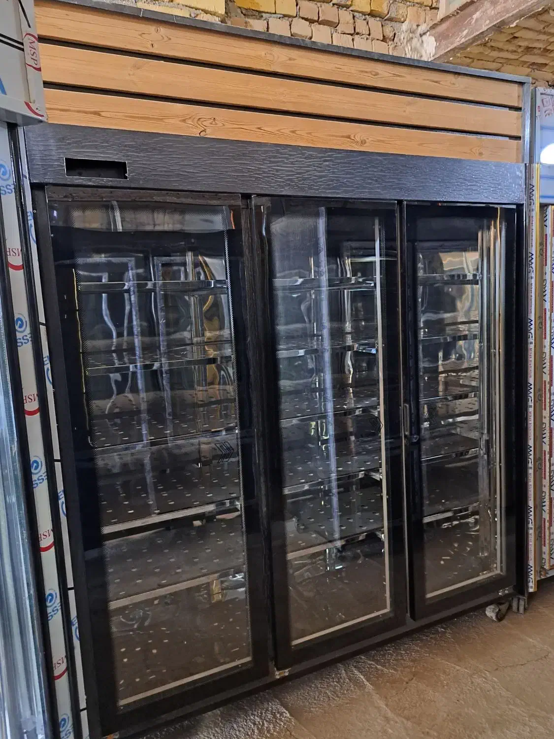 فریزر ایستاده بدنه مشکی داخل استیل لوله مسی|فروشگاه و مغازه|قم, شهرک امام حسین|دیوار